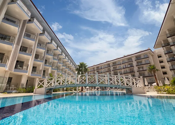 Ramada Hotel & Suites By Wyndham Kusadasi 4* Kusadası