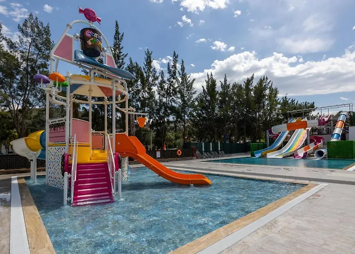 Ramada Hotel & Suites By Wyndham Kusadasi 4* Kusadası
