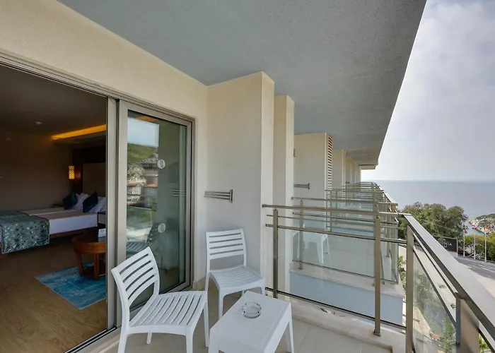 Ramada Hotel & Suites By Wyndham Kusadasi Hotell