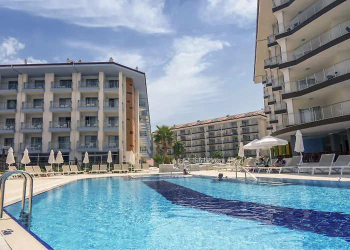 Ramada Hotel & Suites By Wyndham Kusadasi 4* Kusadası