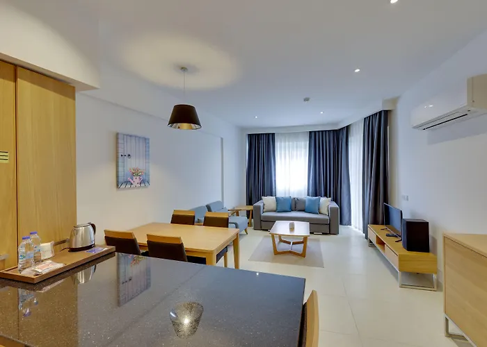 Ramada Hotel & Suites By Wyndham Kusadasi Hotell
