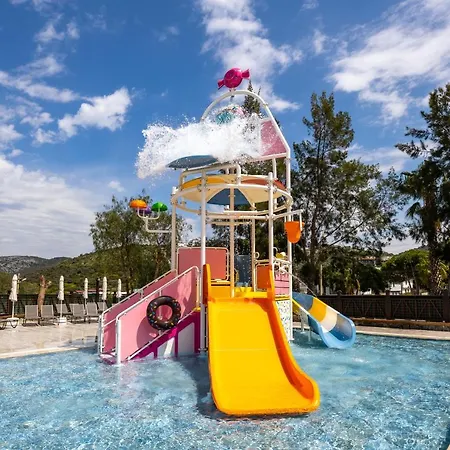 Ramada Hotel & Suites By Wyndham Kusadasi Отель 4*