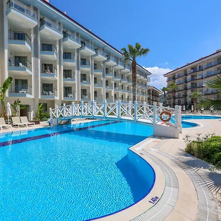 Отель Ramada Hotel & Suites By Wyndham Kusadasi 4*