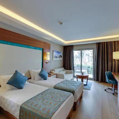Отель Ramada Hotel & Suites By Wyndham Kusadasi Кушадасы