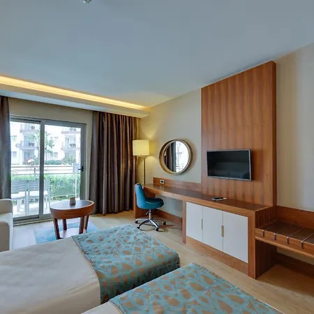 Ramada Hotel & Suites By Wyndham Kusadasi Отель