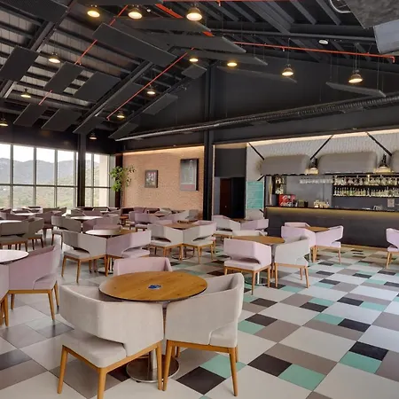 Ramada & By Wyndham 호텔 쿠사다시