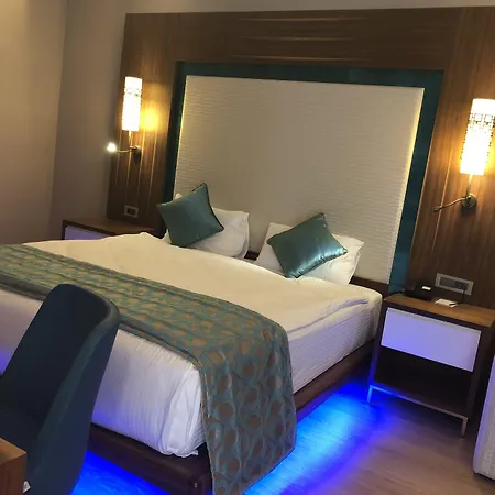 Ramada & By Wyndham 酒店 库萨达斯