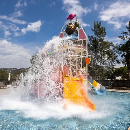 Ramada & By Wyndham فندق كوشاداسيه